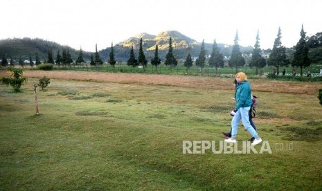 Pengunjung berada di kawasan Candi Arjuna, Dieng, Banjarnegara, Jawa Tengah. Pengamat pariwisata menilai Dieng bisa menjadi wisata kelas internasional. Ilustrasi.