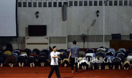 Petugas mengatur kerapihan shaf shalat para jamaah di Masjid Istiqlal, Jakarta, Rabu (19/9).