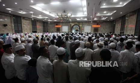 Umat muslim melakukan shalat subuh berjamaah di Masjid Agung Sunda Kelapa, Jakarta, Ahad (4/2).