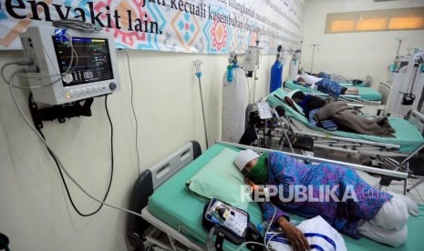 Sejumlah calon jamaah haji yang mengalami keluhan penyakit beristirahat di Poliklinik Asrama Haji Bekasi, Bekasi, Jawa Barat, Rabu (25/7).