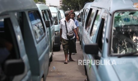 Aktivitas sopir angkot jurusan Tanah Abang saat menunggu rekannya bertemu dengan Pemprov DKI di Balai Kota, Jakarta, Rabu (31/1).