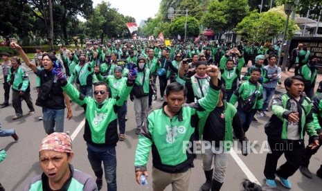 Sejumlah pengemudi ojek online melakukan aksi demo di Jalan Medan Merdeka Barat, Jakarta Pusat, Kamis (23/11).