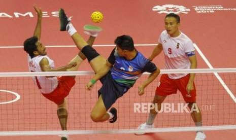 Sepak Takraw Beregu Putra Menang. Pesepak Takraw Indonesia Saiful Rijal melakukan smash ke Tim India pada lanjutan penyisihan Grup B Cabang Sepak Takraw Asian Game 2018 di Komplek Olahraga jakabaring, Palembang, Senin (20/8).