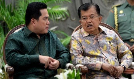 Wakil Presiden  sekaligus Ketua Pengarah Asian Games 2018, Jusuf Kalla (kanan) bersama Ketua Palaksana Asian Games 2018 Erick Thohir hadir pada penandatangaan kerjasama sponsor Asian Games 2018 di Istana Wapres, Jakarta, Rabu (6/12).