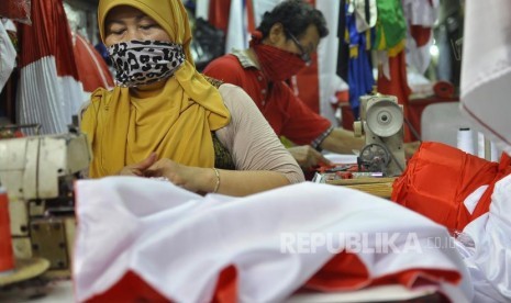 Seorang penjahit menyelesaikan pembuatan bendera merah putih di Pasar Senen, Jakarta, Rabu (9/8). Menjelang 17 Agustus peringatan Hari Kemerdekaan ke-72 Republik Indonesia pemesanan bendera merah putih di Pasar Senen meningkat hingga 100 persen. Foto: Mahmud Muhyidin/ Republika