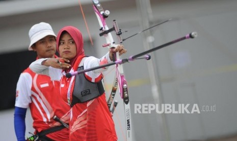 Tim panahan Indonesia Recurve beregu campuran Diananda Chairunnisa  saat berlaga dalam final Invititaion Tournamet  Asean Games 2018 di Lapangan Panahan, Gelora Bung Karno, Jakarta, Rabu (13/2).