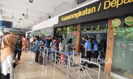 Penumpang memadati terminal keberangkatan Bandar Udara Halim Perdanakusuma.