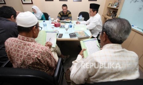 Peserta membaca Al-quran saat mengikuti pelatihan 30 menit bisa membaca Al-quran di Kantor Harian Republika, Jakarta, Sabtu (27/1).