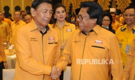 Ketua Dewan Pembina Partai Hanura Wiranto bersalaman dengan Ketua Umum Partai Hanura Oesman Sapta Odang saat acara syukuran lolosnya Partai Hanura pada verifikasi Pemilihan Umum (Pemilu) 2019 di kawasan Kuningan, Jakarta, Kamis (22/2).