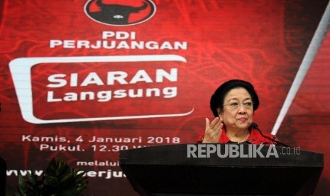 Ketua Umum PDIP Megawati Soekarnoputri saat memberikan sambutan pada acara pengumuman rekomendasi pasangan calon gubernur dan wakil gubernur PDIP di Kantor PDIP Jakarta, Kamis (4/1).