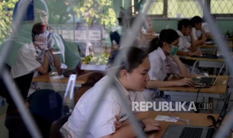 Sejumlah Siswa mengikuti Ujian Nasional Berbasis Komputer (UNBK) di Sekolah Menengah Atas Negeri (SMAN) 28 Jakarta, Senin (1/4).