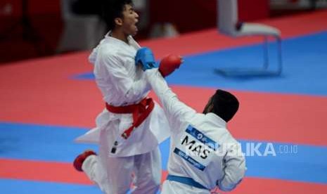 Karateka Indonesia Arrosyiid Rifki Ardiansyah (sabuk merah) saat melawan karateka Malaysia Prem KumarSelvam pada babak semi final cabang olahraga karate Asian Games 2018 kategori kelas 55 kilogram di JCC Plennary Hall, Jakarta, Ahad (26/8).