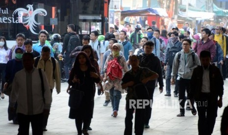 Sejumlah pegawai saat berjalan di kawasan Sudirman, Jakarta, Senin (10/6). Dunia pekerjaan akan terus berubah setelah adanya pandemi Covid-19. Hal ini diperkuat dengan sejumlah pernyataan yang dilakukan berbagai lembaga. Termasuk kelompok para akuntan profesional dalam Institute of Chartered Accountants in England and Wales (ICAEW) dan ASEAN Federation of Accountants (AFA).