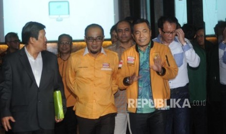 Sekjen Partai Hanura versi Daryatmo, Sarifudin sudding(kedua Kanan) bersama kader partai Hanura usai  bertemu dengan Menteri Hukum dan HAM Yasona Laoly di Gedung Kementrian Hukum dan HAM, Jakarta, Jumat, (19/1).