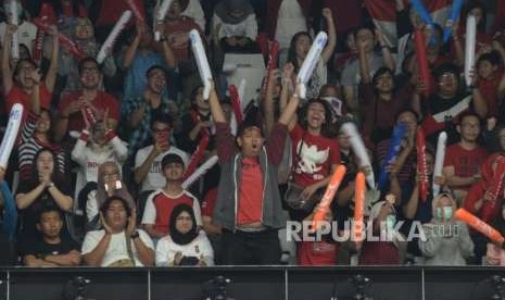 Ekpresi pendukung tim nasional Indonesia  saat menyaksikan  pertandingan  Final Bulutangkis Asian Games di Istora Senayan, Jakarta, Kamis (30/8).