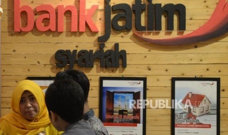 Karyawan melayani nasabah di stand Bank Jatim Syariah saat acara ISEF Fair, Jawa Timur, beberapa waktu lalu. PT Bank Pembangunan Daerah Jawa Timur Tbk menargetkan izin prinsip pemisahan (spin off) Unit Usaha Syariah (UUS) menjadi Bank Umum Syariah (BUS) bisa dikeluarkan Otoritas Jasa Keuangan (OJK) pada Desember 2017