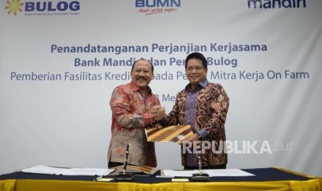 Pembiayaan Petani Mitra Bulog. DIrektur Bisnis Kecil dan Jaringan Bank Mandiri Hery Gunardi (kanan) bersama Direktur Pengembangan Bisnis dan Industri Perumm Bulog Imam Subowo menandatangani naskah kerjasama anatara Bank mandiri dan Bulog di Jakarta, Rabu (23/5).