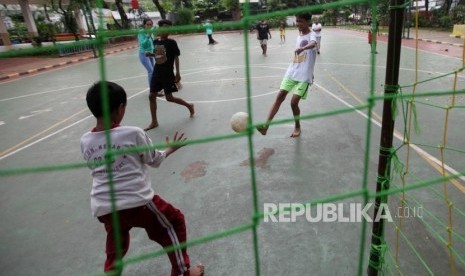 Sejumlah anak bermain sepak bola di Ruang Publik Terpadu Ramah Anak (RPTRA) Borobudur, Jakarta, Kamis (8/3).