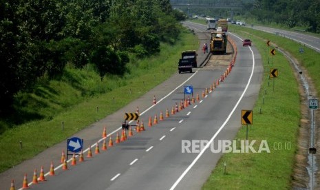 Pekerja saat menyelesaikan perbaikan Jalan Tol Cipali Kilometer 145, Kabupaten Indramayu, Jawa Barat.