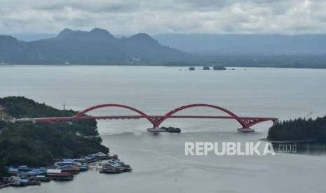 Suasana pembangunan jembatan Holtekamp, di Jayapura, Papua, Sabtu (25/8/).