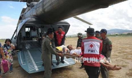 Evakuasi Korban Gempa : Seorang korban gempa asal Kowali diturunkan seusai mendarat dengan menggunakan helikopter TNI AD di Lapangan Udara Mutiara SIS Al jufri, Palu, Sulawesi Tengah, Senin (8/10).