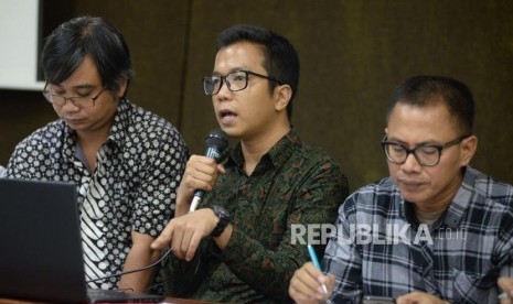 Kepala Advokasi Lembaga Bantuan Hukum (LBH) Jakarta, Nelson Nikodemus Simamora (tengah).