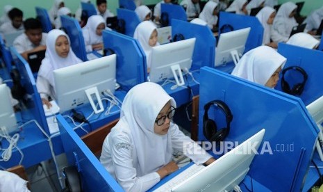 Sejumlah pelajar saat akan memulai pelaksanaan Ujian Nasional Berbasis Komputer (UNBK) di Madrasah Aliyah Negeri 1 Bekasi, Jawa Barat, Senin (9/2).