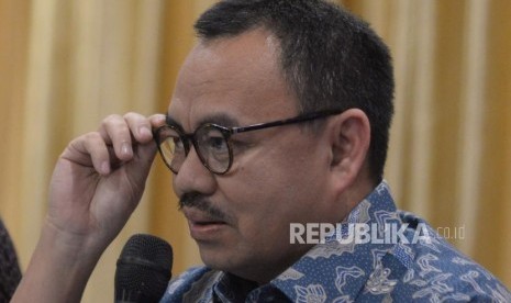 Bakal Calon Gubernur Jawa Tengah Sudirman Said memberikan keterangan kepada wartawan di Jakarta, Selasa (2/1).