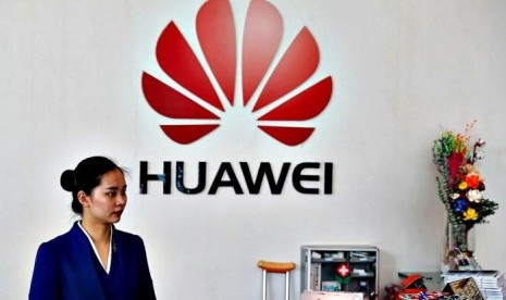 Rilis 2 Kali Ditunda, Ada Apa dengan Ponsel Lipat Huawei Mate X?. (FOTO: Reuters/Tyrone Siu)