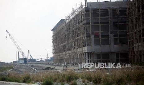 Kendaraan melintas didepan bangunan yang disegel di Reklamasi Pulau D, Teluk Jakarta, Kamis (7/6).