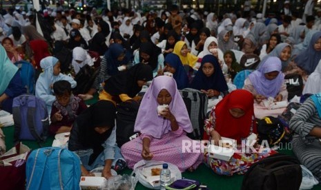 Sejumlah anak yatim saat menghadiri acara buka puasa bersama Republika di Kantor Republika, Jakarta, Sabtu (25/5).