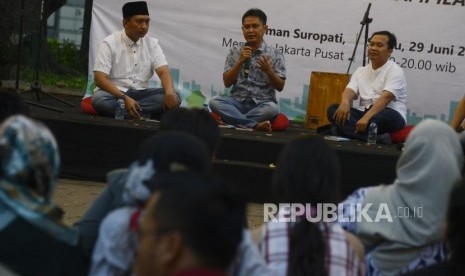 Plt Sekjen PP Dewan Masjid Indonesia (DMI) Arief Rosyid (kiri) dan Sekretaris PP Pemuda Muhammadiyah David Krisna Alka (kedua kiri) memberikan paparan saat diskusi pada acara Halal Bi Halal dan 2 Tahun Suropati Syndicate di Taman Suropati, Jakarta, Sabtu (29/6).