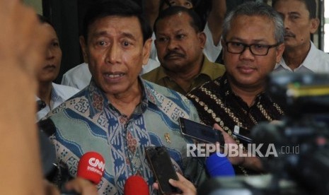 Menteri Koordinator Politik Hukum dan Keamanan Wiranto(kiri) bersama Ketua KPU Arief Budiman (Kanan)  memberikan keterangan kepada media usai melakukan pertemuan di Gedung KPU, Jakarta, Rabu, (6/3).