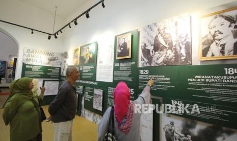 Pengunjung melihat keterangan sejarah Kota Bandung di Museum Kota Bandung, di Jalan Aceh, Rabu (31/10).