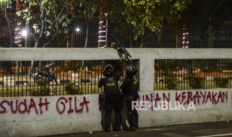 Sejumlah anggota kepolisian bersiap melakukan sweeping saat terjadi kericuhan. (Ilustrasi)