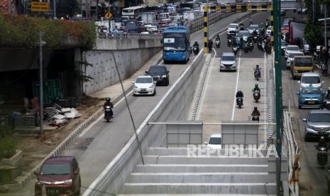 Sejumlah kendaraan melintas di Lintas Bawah (Underpass) Matraman Salemba, Jakarta, Selasa (10/4).