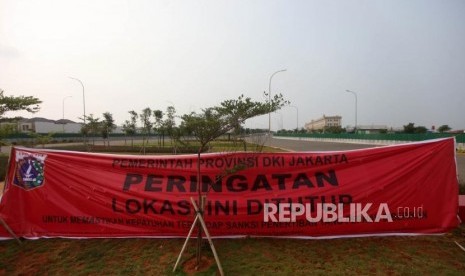 Spanduk penutupan terpampang didepan pintu masuk Reklamasi Pulau D, Teluk Jakarta, Kamis (7/6).