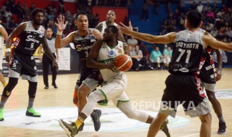 IBL. Pebasket Pacific Caesar Surabaya Juan Hadnot (kedua kanan) melewati hadangan pebasket Stapac Jakarta Kaleb Ramot Gemilang (kedua kiri) pada laga kedua semifinal IBL Pertamax Playoffs 2018-2019 di Gor Mahasiswa Soemantri Brojonegoro, Jakarta, Sabtu (9/3).