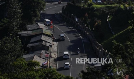 PKL yang menjamur di jalur Puncak, Kabupaten Bogor, Jawa Barat.