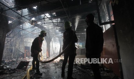 Petugas pemadam kebakaran berusaha memadamkan api yang membakar Museum Bahari di Penjaringan, Jakarta, Selasa (16/1).