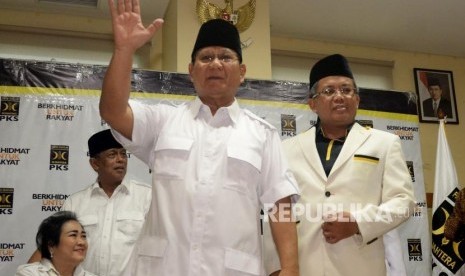 Ketua Umum Partai Gerindra Prabowo Subianto bersama Presiden PKS Sohibul Iman usai mengumumkan nama calon gubernur maupun wakil gubernur yang akan didukung PKS di lima provinsi pada Pilkada 2018 di Kantor DPP PKS Jakarta, Rabu (27/12).