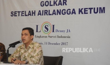 Penyampaian Hasil. Peneliti Senior LSI Denny JA Ardian Sopa memberikan  penyampaian hasil Survei LSI Denny JA setelah Airlangga menjadi ketua umum Partai Golkar di kantor LSI Denny JA, Jakarta, Kamis (14/12).