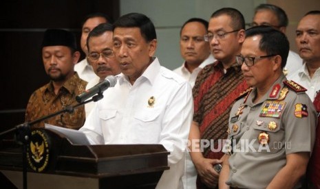 Menteri Koordinator Bidang Politik, Hukum dan Keamanan (Menko Polhukam) Wiranto (tengah)