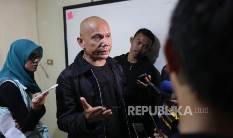 Pengacara penyidik KPK Novel Baswedan Saor Siagian memberikan keterangan kepada media seusai Konferensi Pers di LBH Pers, Jakarta, Ahad (5/11).