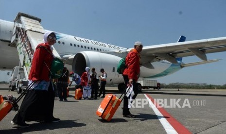 Kedatangan Jamaah Haji Koter Pertama. Jemaah haji melakukan sujud syukur setibanya di Bandara Adi Soemarmo, Boyolali, Jawa Tengah, Ahad (18/8/2019).