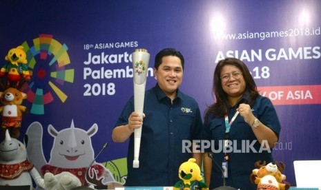 Pawai Obor ASIAN Games. Ketua Umum INASGOC Erick Thohir (kiri) bersama Direktur Ceremonies Inasgoc Herty Purba memamerkan Obor ASIAN Games 2018 sebelum konfrensi pers di Jakarta, Kamis (12/7).