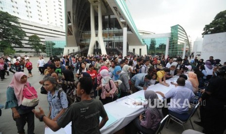 Ratusan warga antre untuk melakukan pendftaran dalam  rangka menyaksikan gerhana bulan total di Taman Ismail Marzuki, Jakarta, Rabu (31/1).