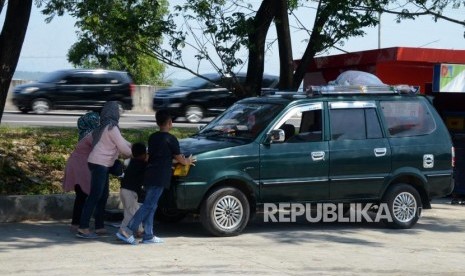 Sejumlah pemudik saat mendorong mobilnya yang mogok di Rest Area KM 228 ruas Jalan Tol Kanci-Pejagan, Cirebon, Jawa Barat, Sabtu (1/6). Ilustrasi. Catat! Tips Sehat Selama Perjalanan Mudik 2022