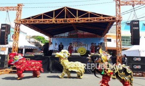 Kesenian Barongsai memeriahkan peresmian Kampung Pecinan Warna Warni di Pasar Kanoman Kota Cirebon, Kamis (3/5).