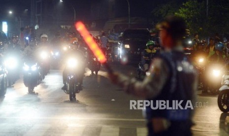 Petugas saat melakukan pengalihan arus lalu lintas imbas dari pembongkaran Jembatan Penyeberangan Orang (JPO) yang rusak di Pasar Minggu, Jakarta, Sabtu (6/4) dini hari. Pembongkaran itu dilakukan untuk proyek revitalisasi JPO pada Mei mendatang yang nantinya akan didesain dengan gaya futuristik menggunakan dana kompensasi Koefisien Lantai Bangunan (KLB).